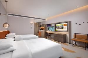 Rúm í herbergi á Home2 Suites by Hilton Shanwei Lufeng