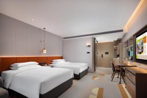 Rúm í herbergi á Home2 Suites by Hilton Shanwei Lufeng