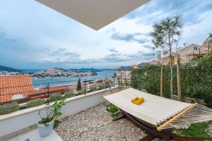 Galeriebild der Unterkunft Walking distance old town 120m2,garden,view,garage in Dubrovnik