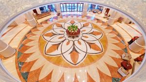 an overhead view of a lobby with a flower on the floor at 潍坊富华大酒店a座 in Weifang