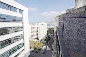 vista sul tetto di una strada con edifici di Belle appartement vue sur mer a Tangeri