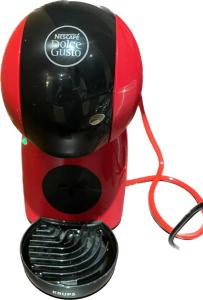 una licuadora roja con un cable enchufado en ella en Maison duplex à 5 minutes à pied de la mer, en Binic