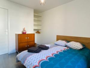 um quarto com uma cama com dois sacos em LE CLOS RUTHÈNE em Rodez