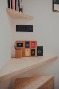 a shelf in a room with books on it at Cabane Urbaine 1 - centre in Namur