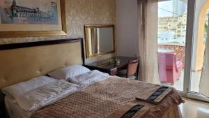 sypialnia z łóżkiem, lustrem i oknem w obiekcie Villa Vid-Bil Calpe w mieście Calpe