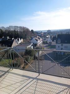 balcón con vistas a la ciudad en studio Cosy proche hyper centre, en Quimper