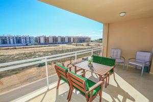 Balkón nebo terasa v ubytování LITORAL COSTA DORADA - GAYA Only families