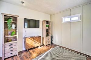 een woonkamer met een flatscreen-tv aan de muur bij Woods Cross Vacation Rental with Hot Tub! in Woods Cross