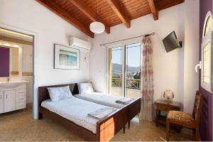 1 dormitorio con 2 camas y ventana en Golden Seaside House number 1, en Eantio