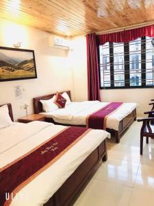 Tempat tidur dalam kamar di May Hong Hotel