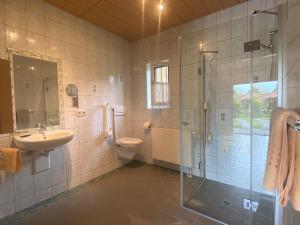 Koupelna v ubytování Landhaus Bender Ferienwohnung mit Terrasse und Garten