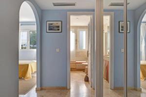 um corredor com paredes azuis e um quarto com uma cama em Apartamento Costa Zahara em Zahara de los Atunes