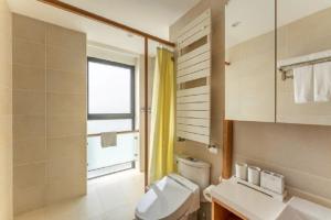 Green Court Place Jingqiao Middle Ring Shanghai tesisinde bir banyo
