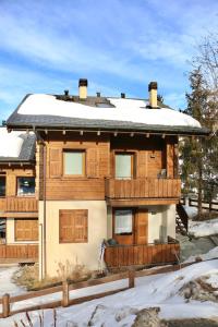 una casa con la neve sopra di Appartamento Emanuel a Livigno