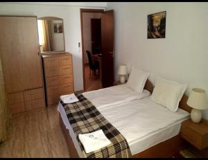 パンポロボにあるPamporovo Monastery 3 Apartmentのベッドルーム(白いシーツを使用した大型ベッド1台付)