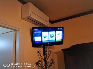 een flatscreen-tv op een paal in een kamer bij Villa con piscina Assisi in Assisi
