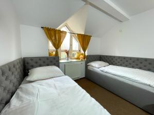 A bed or beds in a room at Hotel COLCHI