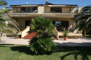 una casa con palmeras delante en Residenza Stefanelli, en Tropea 53 fotos más