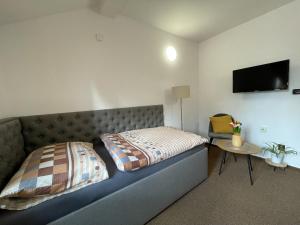 A television and/or entertainment centre at Hotel COLCHI