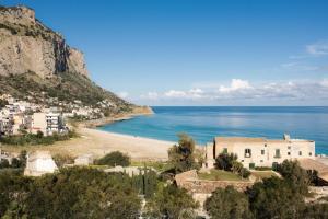 a view of a beach next to the ocean at casavacanzabordonaro in Palermo