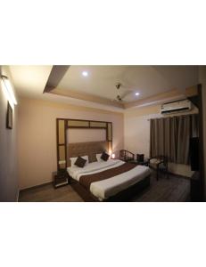 a hotel room with a bed and azeb sidx sidx sidx sidx sidx at Hotel Kolam, Dehradun in Dehradun