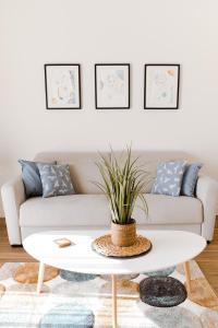 Uma área de estar em Lustica Bay Vacation Homes