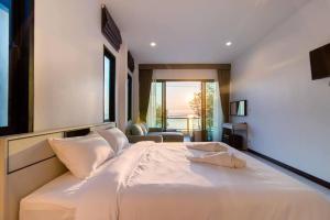 Postel nebo postele na pokoji v ubytování Rim-Lay stay Poolvilla @Pranburi ปราณบุรี
