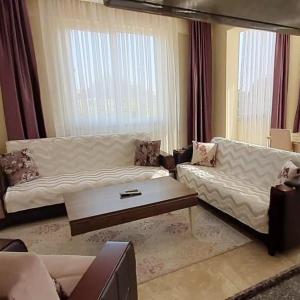uma sala de estar com um sofá e uma mesa de centro em Agva Apart Otel em Kemer