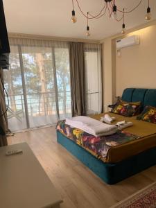 una camera da letto con un letto, un divano e finestre di Mana-Mana a Grigoleti