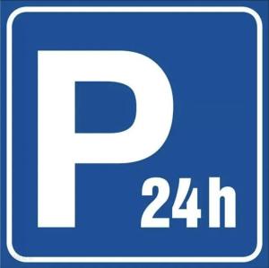 um sinal de estacionamento azul e branco com o número em Apartments Gradowa em Bialystok