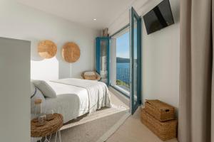 a bedroom with a bed and a view of the ocean at O mar de preciosa in Camariñas