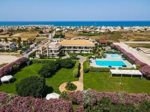 een luchtzicht op een resort met een zwembad bij GH Baraka Village in Scoglitti