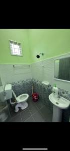 een badkamer met een toilet en een wastafel bij Casa Harmony in Tanah Merah