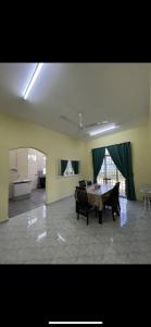 sala de estar amplia con mesa y sillas en Casa Harmony, en Tanah Merah