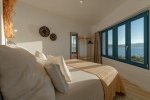 Un dormitorio con una cama con vista al mar. en O mar de preciosa, en Camariñas