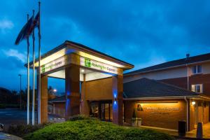 ein Hotel mit einem Schild an der Vorderseite in der Unterkunft Holiday Inn Express Gloucester - South by IHG in Gloucester