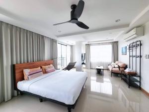 um quarto com uma cama grande e uma ventoinha de tecto em แทมมารินด์ em Ban Khlong Tha Thong Lang