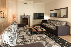 ein Wohnzimmer mit einem Sofa und einem Kamin in der Unterkunft Villa Tullia in Padenghe sul Garda
