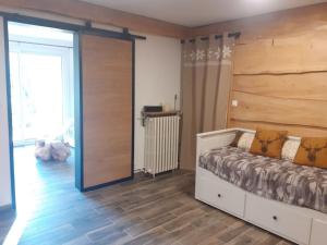 1 dormitorio con 1 cama y puerta corredera grande en Gite du Prinas, en Gréolières