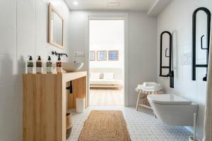 a bathroom with a sink and a toilet at O mar de preciosa in Camariñas