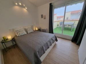 Posteľ alebo postele v izbe v ubytovaní Amour à la plage, appartement climatisé, terrasse à Barcares à deux pas de la plage