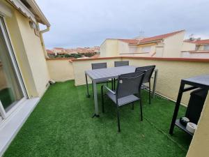 Balkón alebo terasa v ubytovaní Amour à la plage, appartement climatisé, terrasse à Barcares à deux pas de la plage