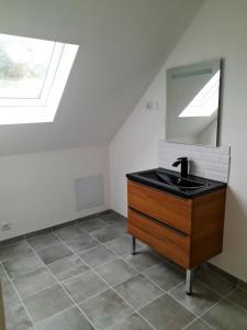 baño con lavabo y tragaluz en Maison de 3 chambres avec jardin clos et wifi a Quettehou, en Quettehou