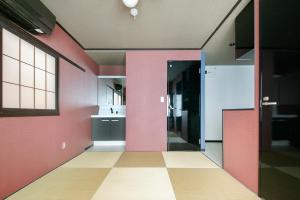 Habitación vacía con paredes rosas y cocina. en ぷふか芝公園　(Pufuka Shibakoen), en Tokio 44 fotos más