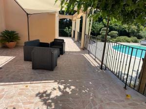 patio z meblami obok basenu w obiekcie Beau studio en duo au coeur du Luberon w mieście Saumane-de-Vaucluse