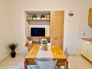 cocina y comedor con mesa y sillas en Casa Adelina by TraMonti Apartments en Poggio Picenze