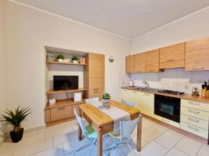 cocina con mesa y sillas en una habitación en Casa Adelina by TraMonti Apartments en Poggio Picenze