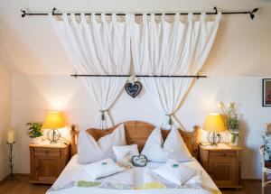 Postel nebo postele na pokoji v ubytování FerienAppartments Landhaus FühlDichWohl + 37 fotografií