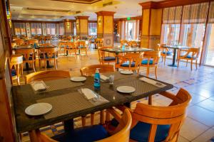 una sala da pranzo con tavoli e sedie in un ristorante di Continental Hotel Hurghada a Hurghada