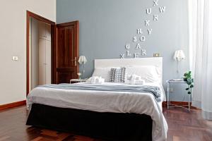una camera con un grande letto di The Journalist House a Livorno